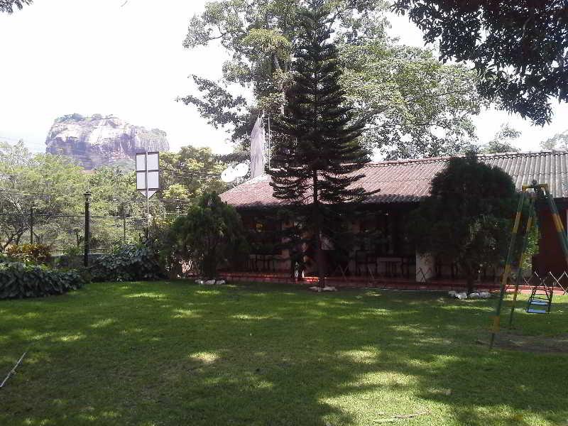 Sigiriya Rest House Extérieur photo
